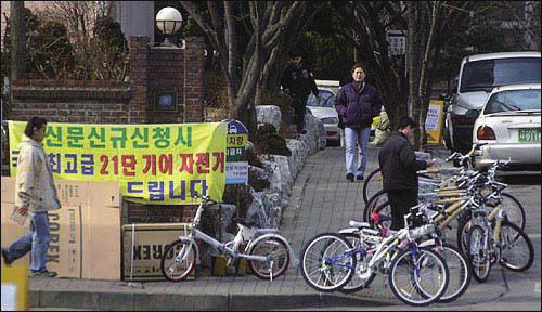 291~292쪽 ). (4) 신문부수공사제도 (ABC) 도입또한허위발행부수가난무하는것을방지하기위하여정부와광고주협회등이신문업계에신문부수공사제도의도입을추진하였으나, 일부신문을제외한대부분의매체들이참여를거부하고, 1996년 6월 13일 5개신문만을대상으로부수공사 1차보고서를발간하게되었다 ( 한국신문협회 ).