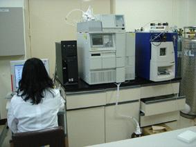 분자설계기술연구효율적인신약개발을위해활용되는첨단과학기술중의하나가 1990년중반이후컴퓨터성능의급속한발전과더불어도입된