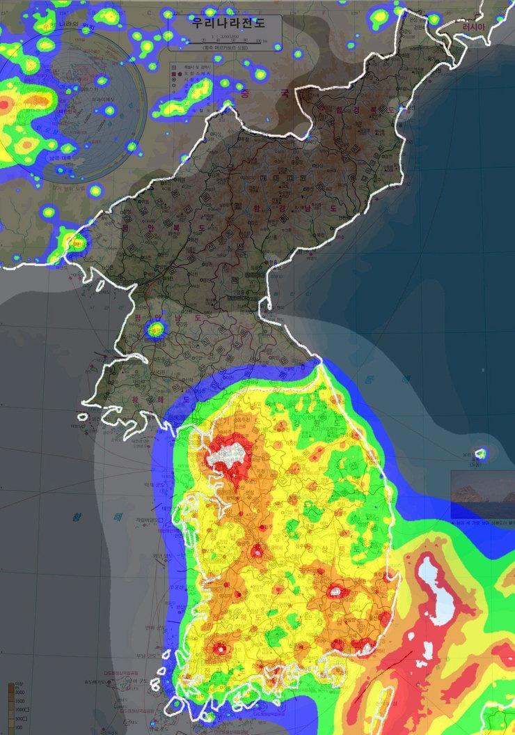 우리나라는전국적으로빛공해에노출되어있다. 하얀색, 빨 간색, 주황색, 노란색, 초록색순으로빛공해의정도를나타낸 다. 지도를보면알수있듯이, 도시의빛공해가제일심각하 며, 동해는오징어잡이어선의오징어유인불빛때문에몸살을 앓고있다.