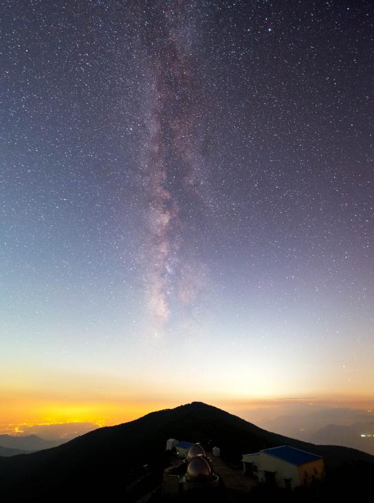 이러한연구를위하여광학천문본부는보현산천문대, 소백산천문대, 레몬산천문대, 외계행성탐색시스템 (KMTNet) 등의관측시설을운영하고있다. 외계행성탐색시스템은 2015년 10월에칠레, 호주, 남아프리카공화국의남반구 3개관측소를완공하고, 광시야망원경과모자이크 CCD 카메라를사용하여외계행성, 변광성, 초신성, 소행성, 외부은하등본격적인연구관측을시작해성과를창출하고있다.