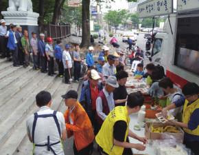 바로 극동윤활유 ( 대표이명기 ) 관계자여러분인데요, 환자지원활동의일환으로위생용품구입비로써달라며임 직원분들이직접모아주신 300만원을경남지역본부에전달해주셨습니다.