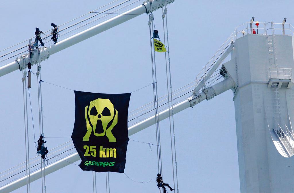 후쿠시마를잊지마세요 Alex Hofford / Greenpeace 작년 7월 9일, 그린피스활동가들이 52시간동안광안대교상공에서부실한방재계획의개선을요구하는액션을펼쳤습니다. 25km 라고적힌배너의메시지는고리핵발전소로부터 25km 안에있는광안리도위험하며, 사고발생시주민을보호하기위한비상계획구역을 기록 30km 로확대해야한다는것입니다.