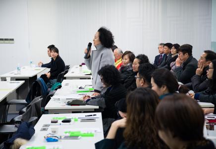 객석질의자 최병식 : 알겠습니다. 작가와화랑의협력, 좋은말씀감사합니다. 자다음으로기아자동차에계시는선생님께서나오셨습니다. 좋은말씀부탁드릴께요. 질문자2: 안녕하세요? 저는시민인데, 그림을보는것을좋아해서자주보러다니는데요. 부산의갤러리가 50 여곳이넘는것으로나와있고, 대부분이해운대에있는것으로알고있는데그게상당히많이아쉽습니다.