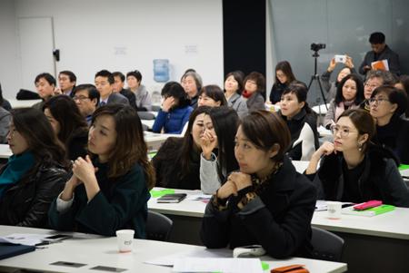 승부를보셔야부산고객도만족시킬수있을것입니다. 더욱국제무대에서승부하실수밖에없지않나생각해봅니다. 객석전경 최병식 : 아트페어가존속가능성이있느냐에대한질문주셨는데요. 세계는바야흐로더욱더아트페어의시대로접어든거죠. 그만큼아트페어가중요한역할을할수밖에없는이유는갤러리가할수있는역량과역할에는한계가있기때문입니다.