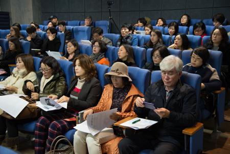 왔던얘기인데요. 현재신진지원에쏠려있다는점이였습니다. 그래서중진 ( 기성 ) 작가지원으로사이즈를늘려야한다는의견이많았으며아르코에서도이를수용해야겠다는의견이있었습니다. 미술관부분에대해서간단하게정종효선생님께서말씀해주시고넘어가겠습니다. 정종효 : 말씀하신미술관의성격이라든지이런부분은장기계획이세워져야하는것이맞습니다.