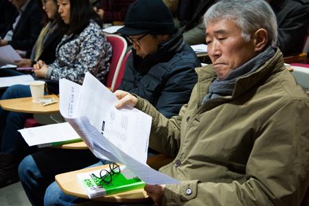 그랬을때에이것을없애자라는얘기가아니고, 정부가혼자해결할수없기때문에사회적인간접자본들다시말해, 생산기업들이나지자체와연결될문제인데요. 저는충분히중진작가지원을꼭빼놓지말아야한다는생각이듭니다. 선택과집중이분산되었을때, 가장중요한부분은앞서나갔던작가들역량을키워왔던중진작가가열정이가득한신진작가들을끌어올릴수있는소통의채널을열어줘야한다는것이죠.