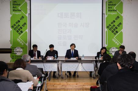 드리지않아도워낙알려진갤러리라활동을많이하시고, 현재화랑협회에서도임원활동도하고계십니다. 그다음이승민스페이스비엠대표, 김동현이화익갤러리실장께서나오셨습니다. 2 부종합토론전경 윤태건 : 심상용교수님께질의드립니다. 교수님의핵심을찌르는말은잘들었고요.