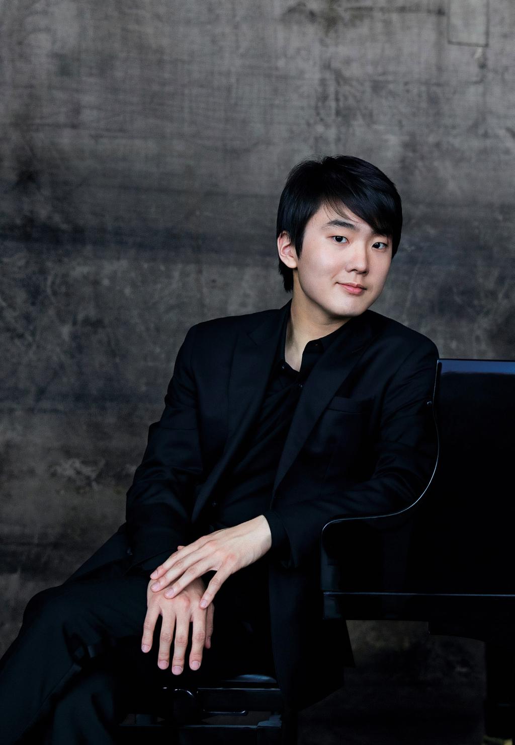 1. 14 ICON Pianist Seong-Jin Cho Reciatal 대전예술의전당의 15주년이되는 2018년, 새로운해가시작되었다. 15주년을맞아그랜드시즌공연에대한기대와설렘이있다. 기대되는여러공연들이있겠지만으뜸은조성진공연이아닐까싶다. 그래서이번대전예술의전당그랜드시즌첫오프닝공연으로쇼팽국제콩쿠르우승자인피아니스트조성진과함께시작한다.