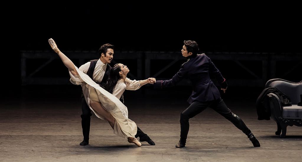 C KOREAN NATIONAL BALLET 슈푹은원작의방대한스토리를과감히압축하되, 감정은 증폭시켰다. 춤으로는클래식과모던, 드라마발레까지 넘나드는다양한스타일이총망라되어있으며, 한편의 무성영화를보는듯한연극적무대연출까지더해져몸으로 책을읽는듯한, 언어를뛰어넘는교감을전한다. 무대위에는나무몇그루, 의자몇개, 샹들리에등극도로 절제한무대소품만이놓여있다.