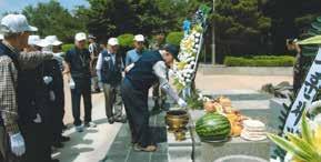 . 육군예비사관학교총동문회 화살머리고지전투추모제 육군예비사관학교총동문회는 6월 5일강원도철원군백마고지전적비앞광장에서 6 25 참전유공자, 보병제5 사단장병, 일반시민등 250 여명이참석한가운데화살머리고지전투에서희생된동문과장병들의넋을기리는추모제를거행하였다.