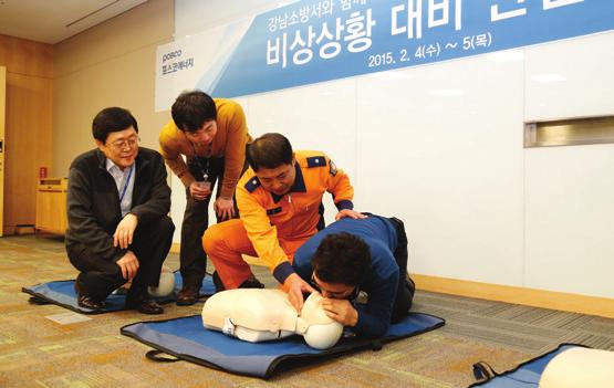 또한주기적인공정및설비의위험성평가와비상조치계획훈련을통해직원의안전역량을강화해나가고있습니다. 노사합동특별안전점검노사가함께하는특별안전점검은사업본부장을주관으로명예산업안전감독관과모든직책보임자가동행하여현장에안전관리상태를확인하고잠재위험요인발견시개선활동을통해향후발생될수있는사고를사전에예방하고있습니다.