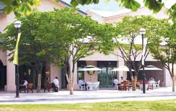 The outdoor pool under the blue sky is open to the fresh breeze of Wolsong Valley and offers lounge chairs where you can enjoy the sun.