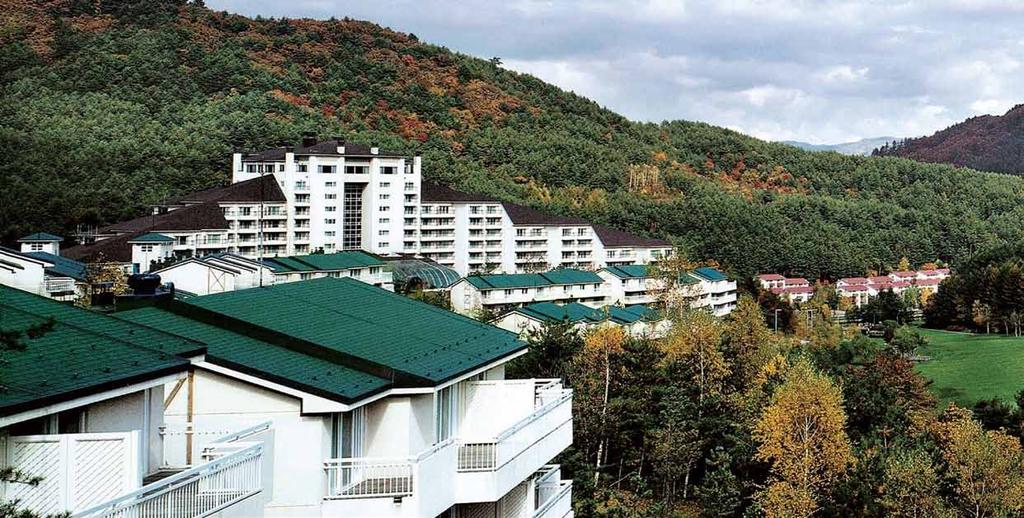 Yongpyong Resort 용평리조트 YongPyong Resort is nestled in the largest mountain area of the Greater Baekdu Mountain Range, a region blessed with valuable ecological infrastructure and a stunning natural