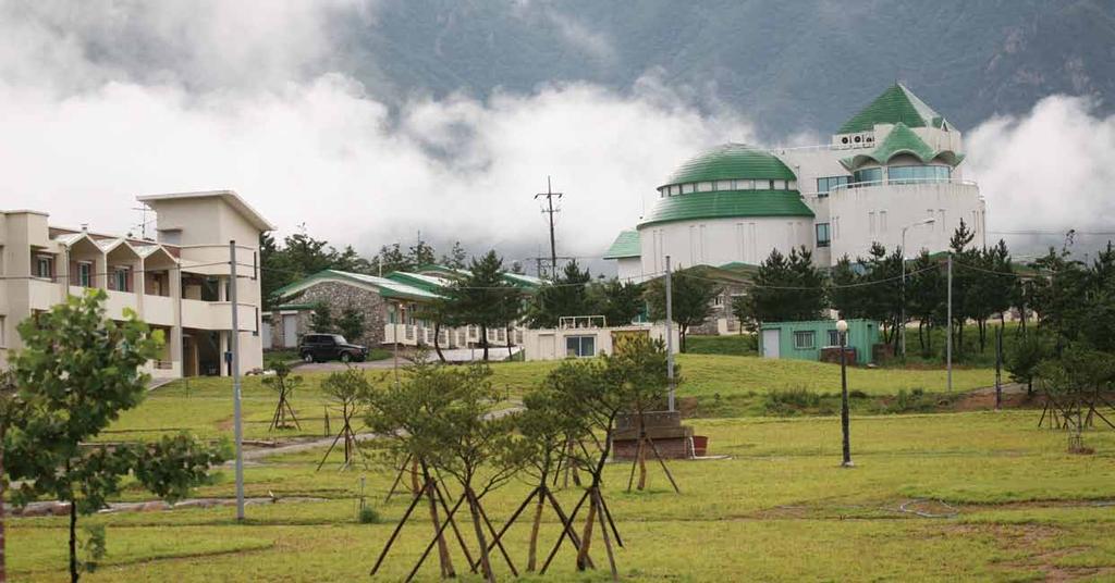 The training facility is surrounded by Sinsung Peak, the highest peak of Mt. Geumgang and Daecheong Peak of Mt. Seorak.