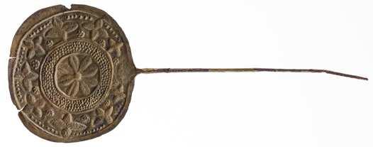 원반달린핀 Disc-Headed Pin, 초기철기, 기원전 750-700 년 이란 Kuhdasht 지역의성소인수르흐(Surkh) Dum-i-Luri 유적에서이런모양의많 은핀이발견됐다.