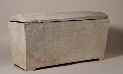 유골함 Inscribed Ossuary, 기원전 70-기원 70년 기원전 1세기끝무렵부터유대인들의장례문화는본래사용하던나무관대신작은석 회암관을사용하는방향으로변화했다. 사람이죽으면 우선구덩이에매장하고, 시간이지나뼈만남아있게 되면꺼내서공동묘지에있는이런유골함으로옮겼다.