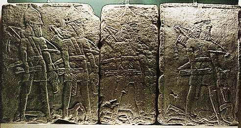 이집트에서는스핑크스가사자의몸뚱이에사람의머리를붙인동물로 왕권의상징, 선한자의보호신의역할을했다. 그러나그리스의스핑크스는사악한여성괴물 이었다( 오른쪽사진 : 기원전 530 년그리스아티카의석상).