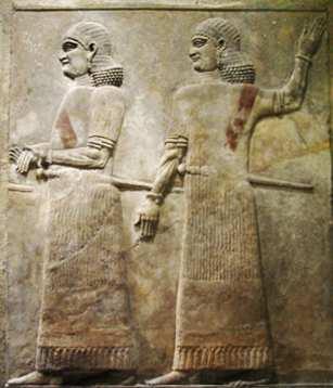 아시리아의두환관 Two Assyrian Officials, 후기아시리아왕국시대, 기원전 721-705 년 사르곤 2세궁전의알현실외부벽에있던부조로무게는약 2.5 톤이다. 두명의관리가왕 을향해다가가는모습인데, 수염이없는것을보아이들은환관이었을것이다. 표현상특히 주목할사람은오른쪽사람이다.