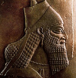 청동띠 Bronze Band, 신아시리아시대, 기원전 721-705 년 역시사르곤 2 세궁전유적에서출토된것이다. 사르곤 2세의궁전단지는태양신인샤마슈 (Shamash) 를숭배하기위한신전도갖추도있었다. 이청동밴드는사원의출입구양측면을 지키던신성한삼나무를둘러싸던띠이다. 상단을보면거대한황소의뿔을잡은사르곤의모습이보인다.