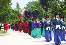 수상작은표현력과창의성, 한복의맵시성등을고려해최종선정되며, 근정전회랑에전시되어궁을찾는관람객들을맞이할예정입니다.