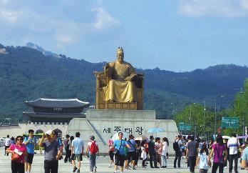 세종대왕의등장, 동물잡상퍼레이드, 봉사도의예산대, 여민락퍼레이드, 연희와대동놀이까지약 2시간동안 300명의연희자가다양한연희를선보입니다.