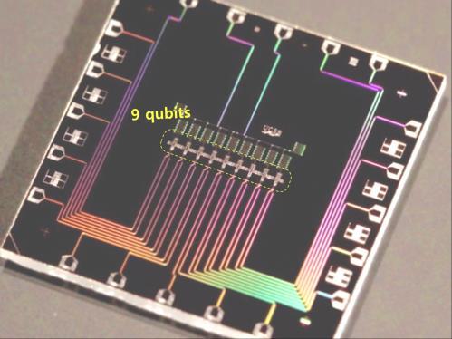 마티니교수팀의양자칩은사파이어기판에알루미늄회로를증착했으며, 오류를보정하는기능을갖고있어, 양자상태를유지하는시간을늘릴수있다 도표 61 존마티니팀이개발한 5 큐비트및 9 큐비트프로세서 자료 : UCSB