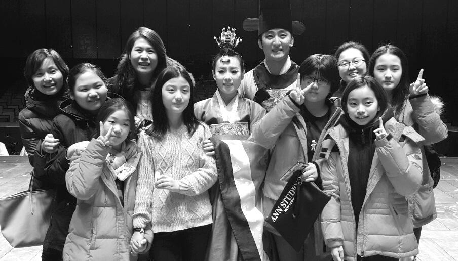 3 부 2016 한국여성재단주요활동 35 문화나눔 한국여성재단기부자와사회소외계층에게문화공연관람기회를통해체험과쉼, 상상력등 문화적감수성을체득할수있도록제공하고있습니다. 2016 년에도국립국장, 국립극단, 국립 국악원, 국립오페라단, 서울예술단등이공연을후원하였습니다.