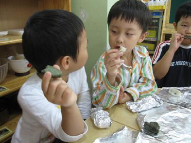 2. 무엇을만들수있을지생각해본다. 3. 송편빚기요리순서도를살펴본다. 송편빚기요리순서도를살펴보아요. 먼저, 무엇을해야할까요? 4. 반죽과정을이야기나누며익반죽한다. 5. 송편빚을책상을무독성소독액과행주로닦는다. 6. 일회용장갑을끼고개인접시에송편을 5 개정도빚을반죽을놓는다. 7. 반죽을 5 개의동일한크기로나누어놓고동그랗게굴린다. 8.