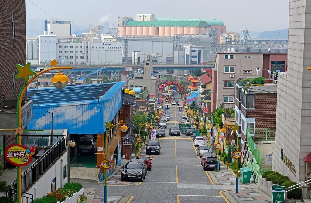 주거환경개선사업을통해동화마을로태어난송월동 짧은계단과건물을떠받치는높은옹벽역시동화속이야기로재구성한아기자기한벽화와재미난트릭아트로채워졌다. 송월동동화마을에서가장인상적인것은동네주민들이평소에사용하는생활시설을가능한한재활용해공간을꾸몄다는점이다. 아니그건재활용이라기보다재발견에더가깝다.