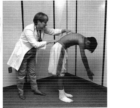 척추측만증검사 90 전방굴곡 무릎을편자세에서양발을모으고양팔을나란히하여등을 90 까지전방으로굽힌다.