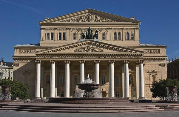 그림 29 모스크바볼쇼이극장 ( 출처 : www.kino-teatr.ru) 볼쇼이극장은단순한극장이아니라, 러시아예술및공연의역사를상징한다. 1776 년예카테리나 2 세의명으로건립되었으며, 1825 년과 1853 년두번의화재로건물일부가소실되었으나, 1856 년재건축을통해 5 층규모의건물로재탄생하였다.