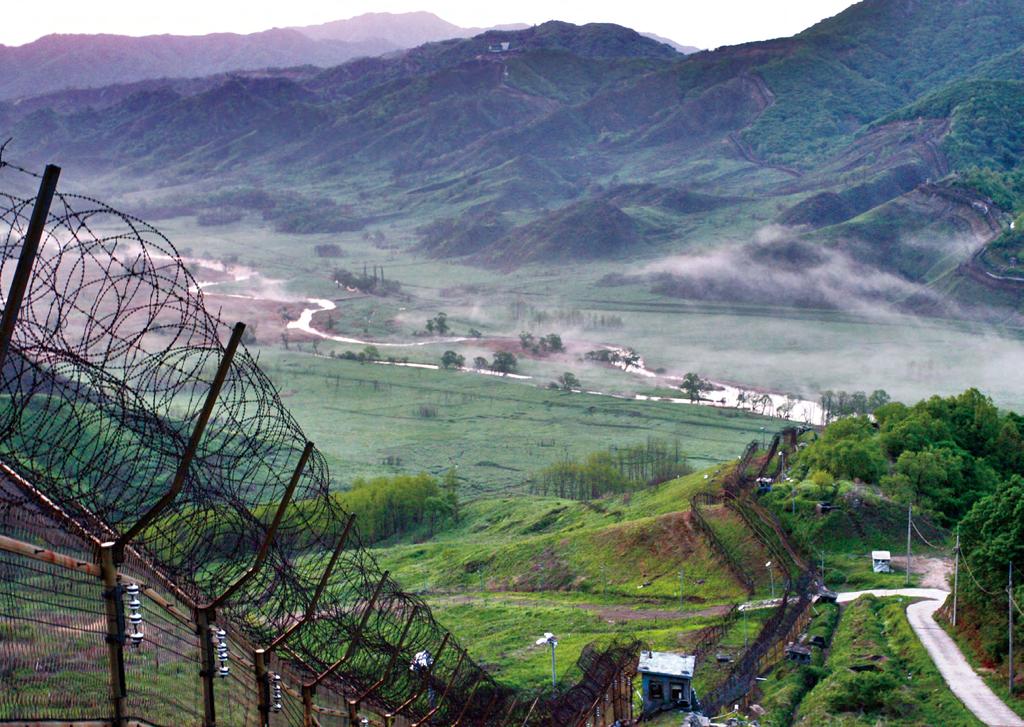 철원 화천 양구인제 고성 DMZ 권 휴전선에서남북으로각각 2km, 폭 4km DMZ(Demilitarized Zone, 비무장지대 ) 는한국현대사의아픔을고스란히품은지역이다.