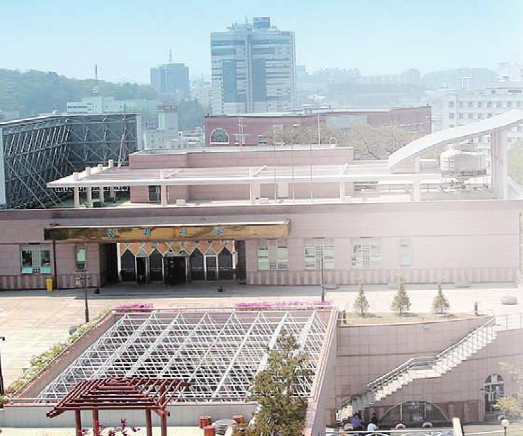 CHOSUN UNIVERSITY MEDICAL COLLEGE ALUMNI NEWS 조선대학교병원 제22대 병원장에 배학연(8회, 조선대병원장)동문 선임 조선대학교병원 내분 비내과 배학연 교수(내분 비내과)가 22대 병원장 에 선임되어 공식 업무를 시작한다.