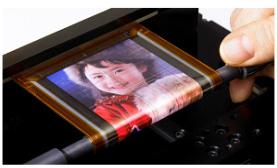 기술특집 [ 그림 8] Sony 사에서보고한 printed OTFT 를 backplane 으로사용한 full color flexible OLED 디스플레이 OLED 디스플레이를보고하였다. [9] 이디스플레이에는유기반도체물질 (PXX derivative) 로제작된 OTFT가사용되었고전하이동도 0.