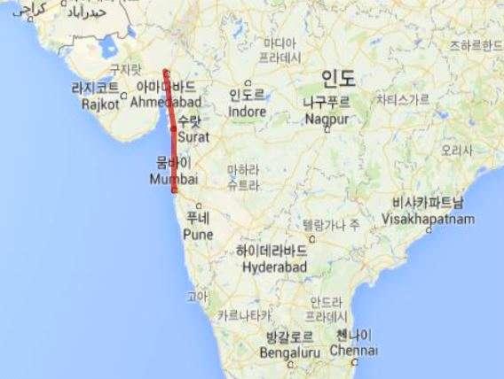 인도모디정부, 아메다바드 - 뭄바이 534km 구간에인도최초의 초고속열차건설사업추진 1) 인도철도의노후화문제야기 ㅇ인도철도는시설낙후와급증하는물류수요에대한운송능력부족으로인도경제 성장정체의원인이되고있음. ㅇ인도의철도망은육상을통한화물수송의 40%, 여객수송의 20% 를담당하지만 시설및신호체계의노후화에따라고속도로및항공과의수송경쟁에밀려수 송량및비중이하향추세임.