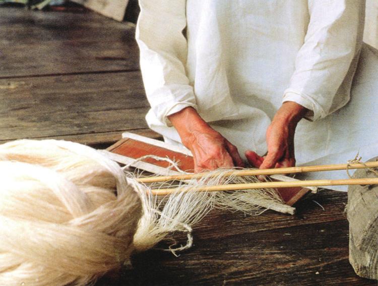 삼베, 한가위를밝히다 삼베는 대마 혹은 대마포 라고불렸으며, 한자어로는마 ( 麻 ) 마포 ( 麻布 ) 포 ( 布 ) 라고도한다. 가장오래된마직물은기원전 3000년경의것으로짐작되는고대이집트의고분에서발굴된미라가입은옷으로 아마포 로짜여있다. 또한그곳에서발굴된벽화에는아마의재배 방적 제직에이르는모든기술적절차방법이자세히묘사되어있다.