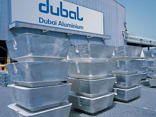 특히플라스틱관및플라스틱포장재산업이발달했으며, 제벨알리프리존의식음료파크 (Food & Beverage Park) 를중심으로중동지역식품허브로거듭나려는노력을지속하고있다. 아부다비 Emirates Steel과두바이 Dubal 로고및상품사진 자료원 : dubal, emirates steel, emirates247.