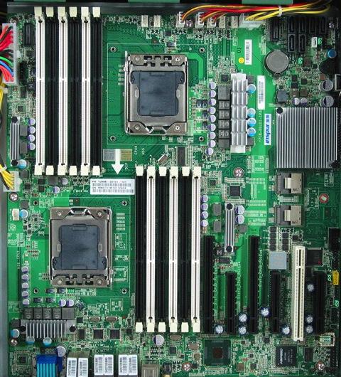 최대 384GB Memory CS-4136P1 DDR3 800/1066/1333/1600MHz 속도의 RDIMM,UDIMM 및 LRDIMM 을최대 12 개를 (6 DIMM per CPU) 3 채널로구성할수있으며, R/LRDIMM 의경우최대 384GB 까지 (LRDIMM 1066 MHz 32GB