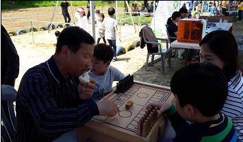 오감에서는지략놀이로장기, 바둑, 고누, 칠교, 쌍육, 저포를예로들며,