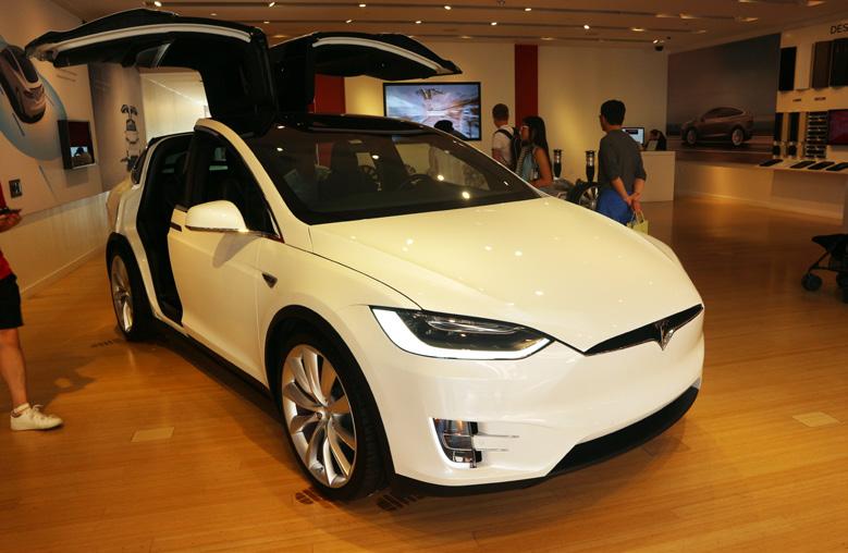 Tesla Motors 매장직원과의인터뷰 Q. 현재판매하고있는차종은무엇이고, 한번에어느정도갈수있나요?