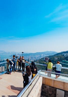 ROAD WALK 빅토리아피크 Victoria Peak 셩완역 Sheung Wan Station 피크타워 Peak Tower Starting Point 피크트램 Peak Tram 120 년동안센트럴과피크타워를연결해주고있는열차. 트 램이가파른경사를천천히오르면고층빌딩으로가득한시 내가한눈에들어온다. 시내를지나산길에들어서면트램창 문밖으로홍콩의바다를볼수있다.