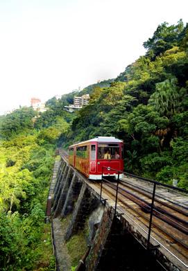 운영시간 07:00-24:00 요금 피크트램 PEAK TRAM MTR 센트럴 (Central) 역 J2 출구 성인편도 HK$28, 왕복 HK$40 어린이 (3~11 세 ) 편도 HK$11, 왕복 HK$18 피크루가드로드산책 PEAK LUGARD ROAD WALK 스카이테라스전망대 SKY TERRACE 빅토리아피크에서홍콩대학교까지가는산책코스다.