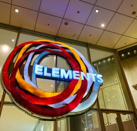 SHOPPING 엘리먼츠 ELEMENTS 침사추이외곽에위치해있어비교적한산하게쇼핑을즐 길수있다. 공항고속철도 (AEL) 가지나가는구룡역 (MTR) 과연결되어있는쇼핑몰로얼리체크인후가벼운마음으 로쇼핑을즐기기좋다.