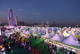 일시 음력 3월 23일 장소 조스하우스베이 (Joss House Bay), 유엔롱스타디움 (Yuen Long Stadium) 형형색색의용선들이빅토리아하버를가로지르기시작하면, 구경꾼들이환호하며화답한다. 축제의클라이막스는용선경주. 세계각국에서제작된용선들이한자리에모여속도를겨루는장면이압권.