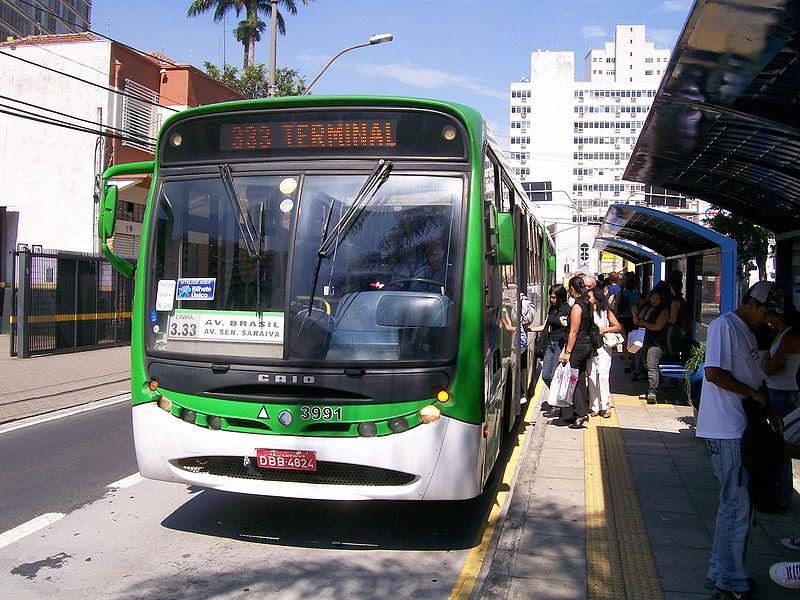 < 그림 II-19> 도시버스 2) 도시간버스서비스 (Interurban bus service) 도시간버스서비스는주로하나이상의도심을서로연결하기위해운영된다. 따라서장거리의두터미널을급행으로연결해주는서비스가일반적이다. 일부도시간버스서비스는철도와경쟁하기위해매우고품격화된서비스를제공하기도하고, 철도가없는지역을서비스하기도한다.