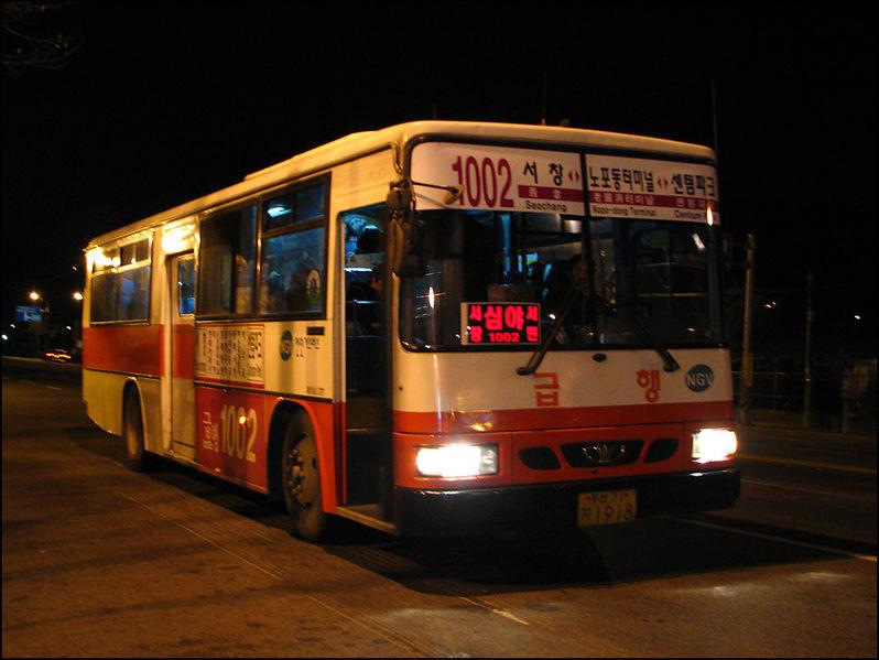 < 그림 II-25> 부산에서운영중인심야버스 5) 스쿨버스서비스 (School bus service) 스쿨버스서비스는학생들을학교까지수송하는서비스로학교자체에서자유롭게운영하는서비스이다.