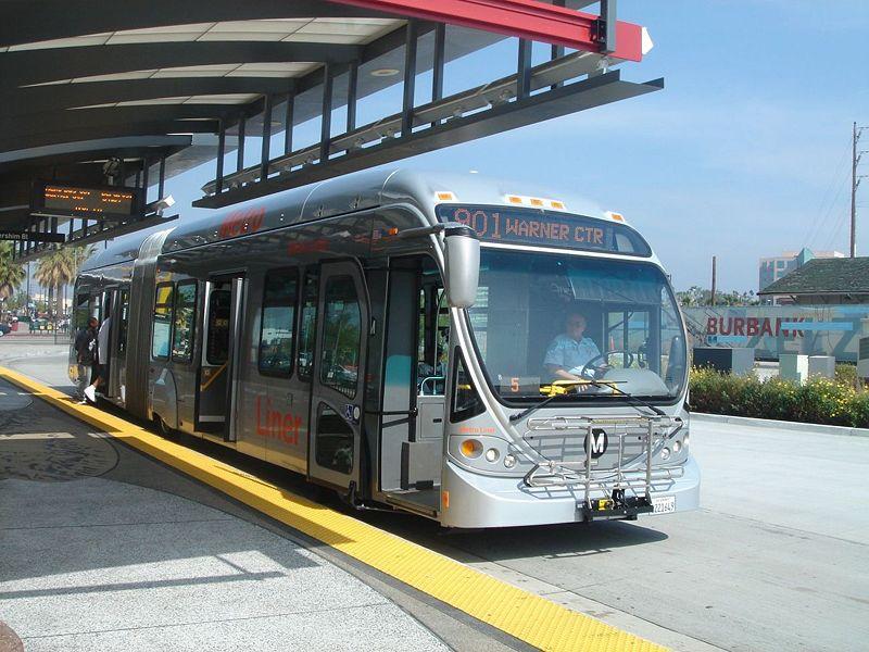 3 LA LA시는지하철의부채누적등으로인한저비용고효율교통수단의필요성이대두되었으며, 이에대한대안으로 BRT 를도입하였다. LA BRT 는버스우선신호체계를적용하였으며, 2000 년부터 2개의간선축이중심으로광역급행버스시스템을구축하였다. 광역권내에약 200개에달하는노선이존재하며격자형구조로구성되었다.