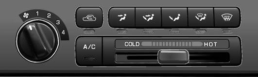 수동에어컨 팬속도조절스위치에어컨스위치 내외기전환스위치 각종스위치 팬속도조절스위치 : 팬을 OFF 하거나속도를조절할수있습니다. 내외기전환스위치 : 스위치를눌러점등된상태가내기순환모드입니다. 터널이나비포장도로등실외공기가오염된곳의주행시혹은급속냉난방시사용합니다. 또는를누르면외기도입으로전환되므로내외기전환표시등은소등됩니다. 통풍구스위치 : 통풍구를선택할수있습니다.