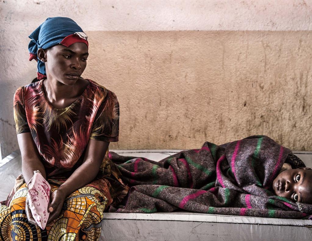 알린카엔도가다섯살아들아리스티드와미노바콜레라치료센터에와있다. cmarta Soszynska/MSF 나이지리아북동부보르노주에서는피난민캠프의과밀하고비위생적인여건으로콜레라발병최적의조건이조성되었습니다. 8월에서 11월까지국경없는의사회팀들이여러콜레라발병에대응했지만, 이지역에서는치안불안이큰문제가되어의료활동이매우위험하고복잡해졌습니다.