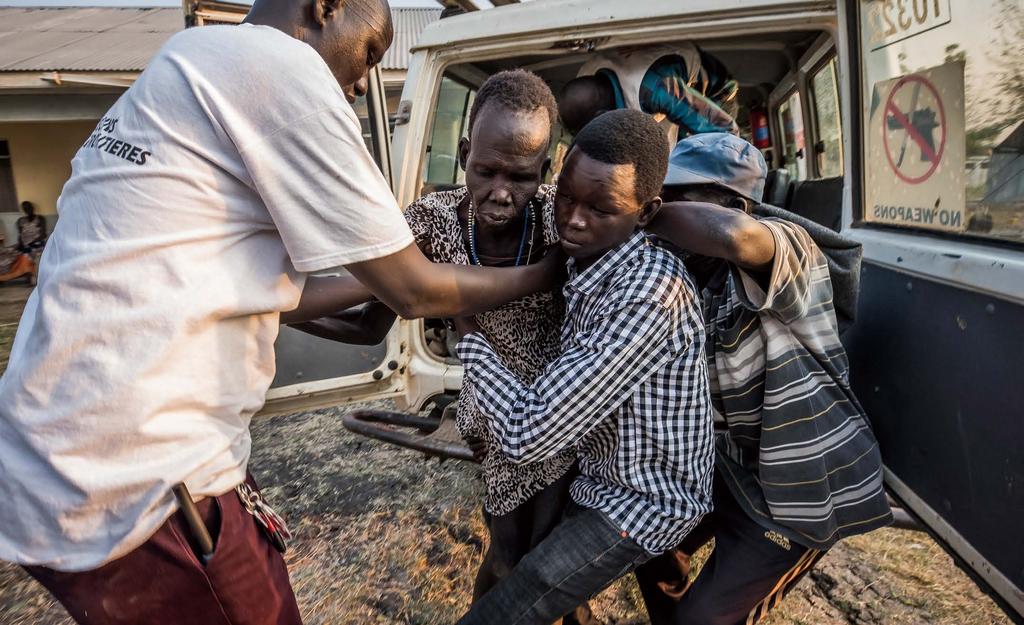 국가별활동 남수단 South Sudan 의료진과운전기사가함께환자를아코보병원으로대피시키고있다.